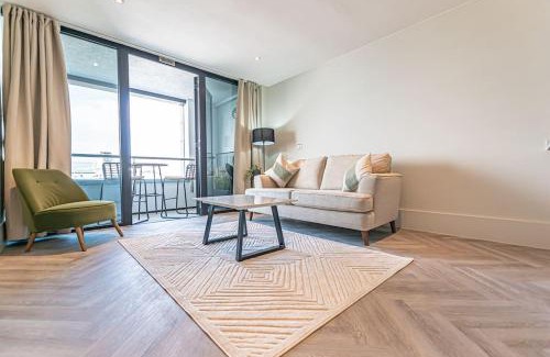 The Docks Apartment | 1BR Apt - Balcony - River View