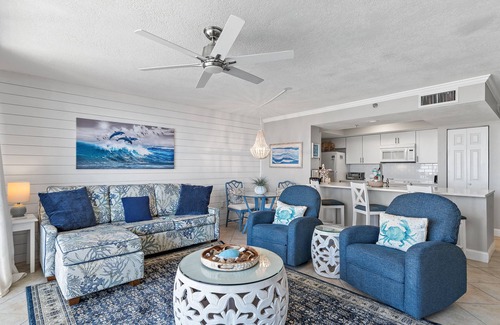 Holiday Isle Condo | 1BR Beach Retreat + Balcony + 3 Pools & Pickleball Court | Magnolia House 307
