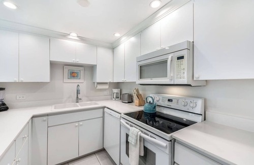 Seven Mile Beach Apartment | 1BR beachfront condo with direct beach access, between Ritz-Carlton & Westin