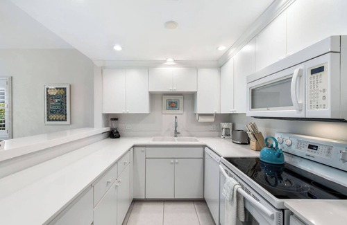 Seven Mile Beach Apartment | 1BR beachfront condo with direct beach access, between Ritz-Carlton & Westin