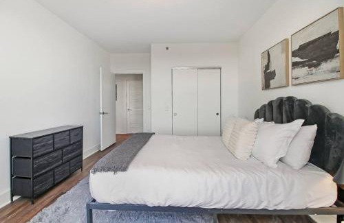 East Hyde Park Apartment | 1BR Chic & Elite Apt in Hyde Park - Shoreland 714