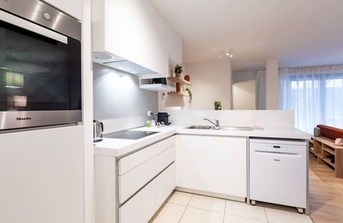 Broekwijk Apartment | 1BR Contemporary Comfort in the Heart of the City
