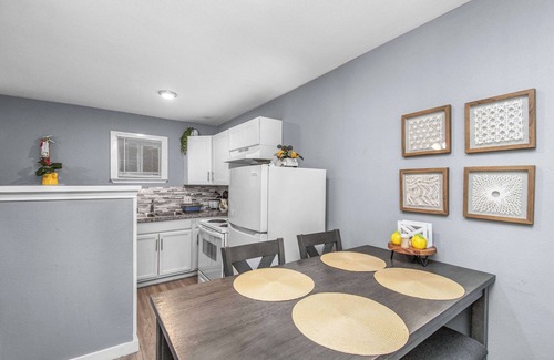 Park Place Apartment | 1BR Cozy APT | 3 Full Beds | Free Gated Parking