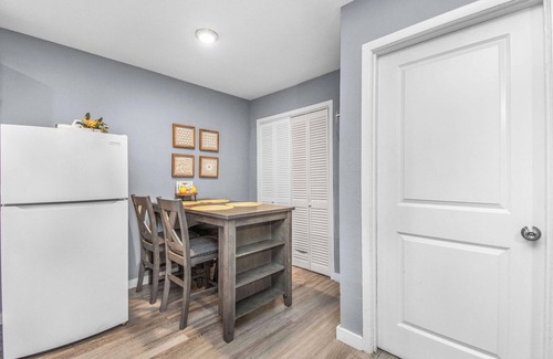 Park Place Apartment | 1BR Cozy APT | 3 Full Beds | Free Gated Parking