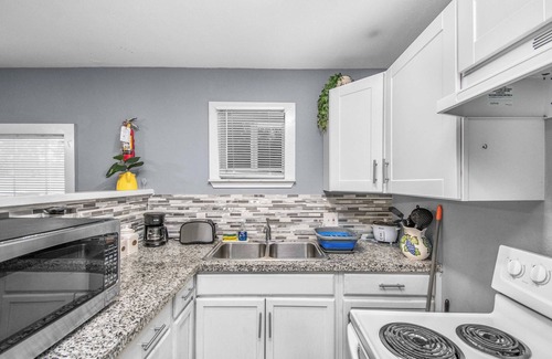 Park Place Apartment | 1BR Cozy APT | 3 Full Beds | Free Gated Parking