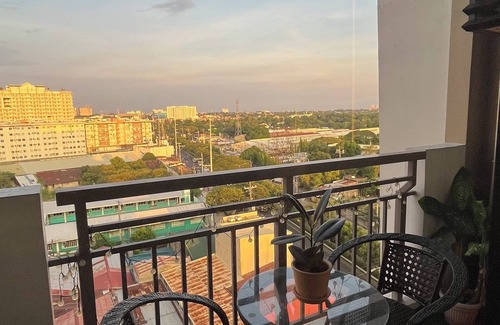 Paranaque Condo | 1BR Cozy Resort Condo Like 15 mins away to NAIA w Free Parking, WiFi, Balcony,