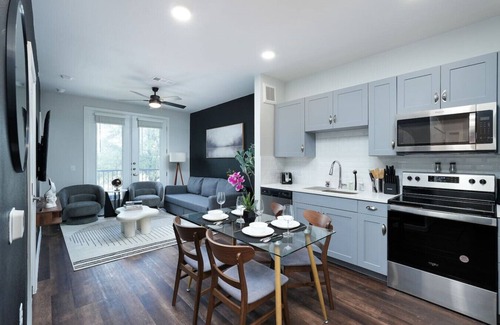 Southtown Apartment | 1BR Escape w/Gym & Parking Near Rvrwalk & Dome