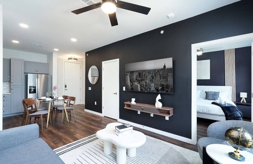 Southtown Apartment | 1BR Escape w/Gym & Parking Near Rvrwalk & Dome