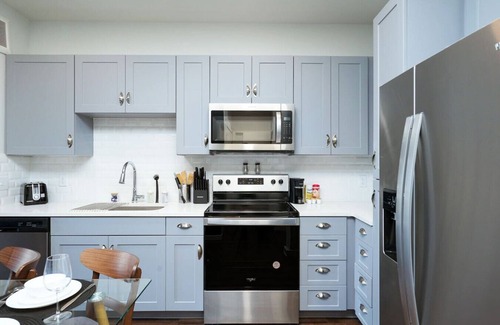Southtown Apartment | 1BR Escape w/Gym & Parking Near Rvrwalk & Dome