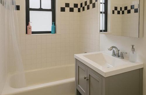 West Lakeview Apartment | 1BR Fully Equipped & Central - Belmont rep