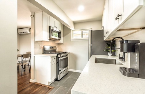 Neartown Apartment | 1BR Gem Free Parking 5 mins to Houston Museum