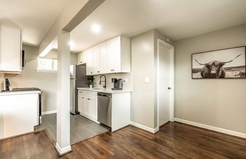 Neartown Apartment | 1BR Gem Free Parking 5 mins to Houston Museum