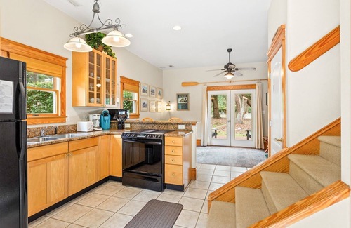 Manteo House | 1BR historic cottage w/fireplace, patio & tub