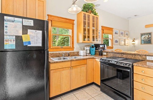 Manteo House | 1BR historic cottage w/fireplace, patio & tub