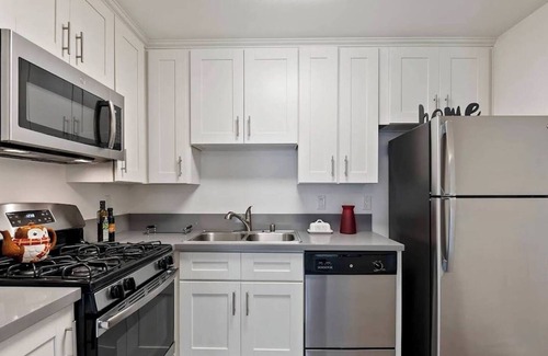 Hollywood Apartment | 1BR Hollywood Apt w/Rooftop Pool & Stunning Views
