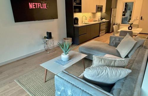 Los Angeles Apartment | 1BR Hollywood Luxury, Pool Views, Gym I Free Parking!