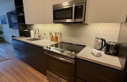 Los Angeles Apartment | 1BR Hollywood Luxury, Pool Views, Gym I Free Parking!