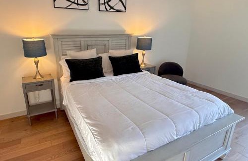 Los Angeles Apartment | 1BR Hollywood Luxury, Pool Views, Gym I Free Parking!