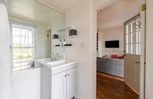 Hudson House | 1BR Hudson Apartment 3Min Walk To Warren St For Two