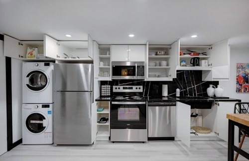 Niagara Falls Apartment | 1BR King Bed/Selfie Wall/Large Bathtub/Laundry
