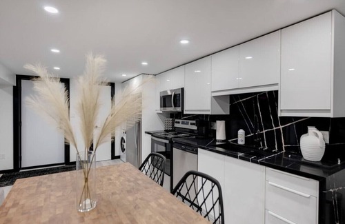 Niagara Falls Apartment | 1BR King Bed/Selfie Wall/Large Bathtub/Laundry