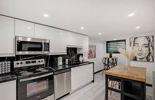 Niagara Falls Apartment | 1BR King Bed/Selfie Wall/Large Bathtub/Laundry