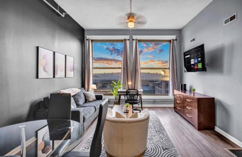 Downtown Cleveland Apartment | 1BR Loft Sauna & Walk to Theater & Campus