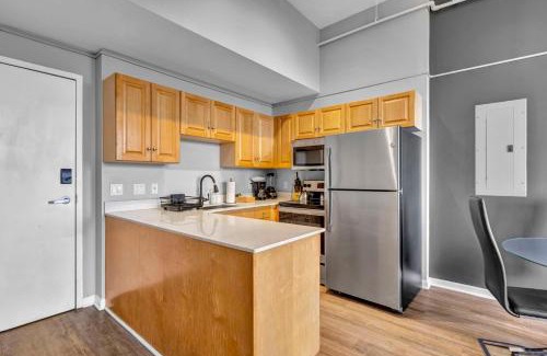 Downtown Cleveland Apartment | 1BR Loft Sauna & Walk to Theater & Campus