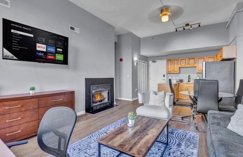 Downtown Cleveland Apartment | 1BR Loft Sauna & Walk to Theater & Campus