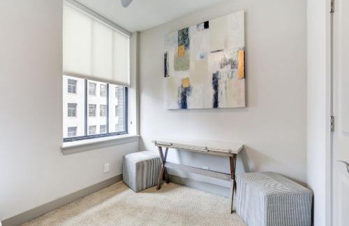 Downtown Baltimore Apartment | 1BR Luxury Apartment With Rooftop Deck & Pool