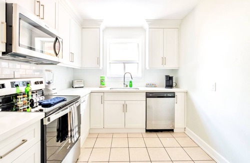 Hamilton Apartment | 1BR Modern Apt in Corktown Hamilton!