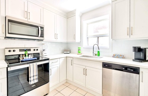 Hamilton Apartment | 1BR Modern Apt in Corktown Hamilton!