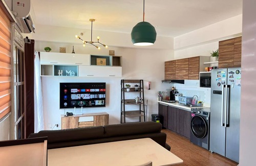 Matandang Balara Condo | 1BR near Diliman W/Cable Wifi YouTube and Netflix