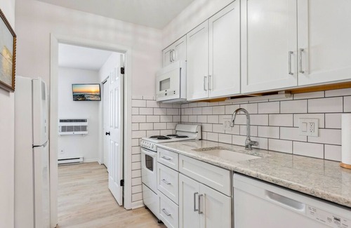 Gold Coast Condo | 1BR Ocean City Condo – Walk to 34th Street Beach