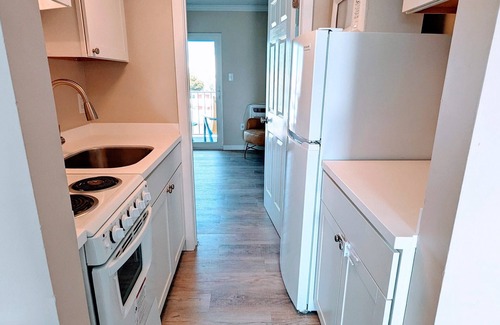 North End Apartment | 1BR Pent. Ste/pullout sofa/1 block Beach/Boards