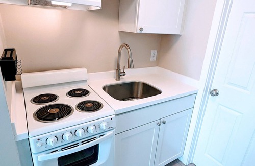 North End Apartment | 1BR Pent. Ste/pullout sofa/1 block Beach/Boards