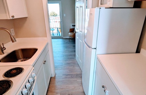 North End Apartment | 1BR Pent. Ste/pullout sofa/1 block Beach/Boards