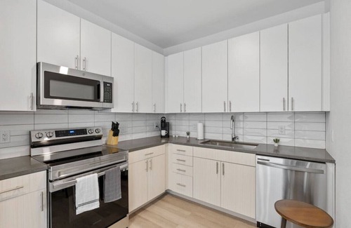 Aurora Apartment | 1BR Pet Friendly Getaway Near Stanley Market Place