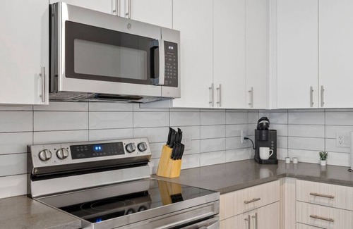 Aurora Apartment | 1BR Pet Friendly Getaway Near Stanley Market Place