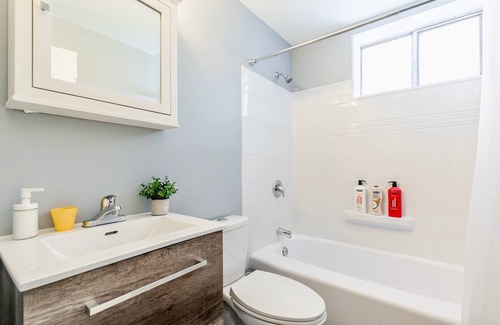 Rosedale Apartment | 1BR Prime Apartment - King Bed!