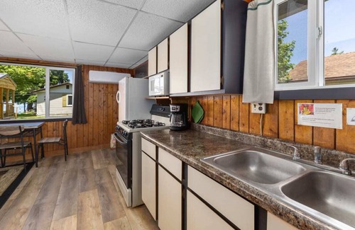 Chippewa Lake Cabin | 1BR Retreat in Chippewa w/pickleball court