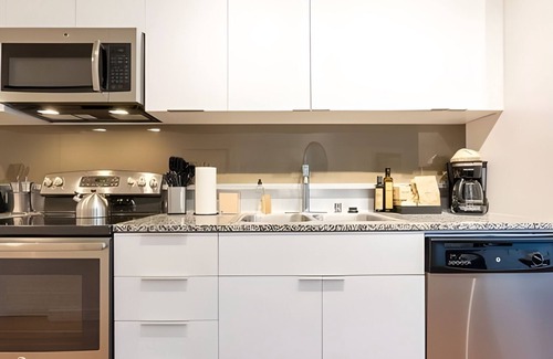 West Bellevue Apartment | 1BR | Rooftop, Gym, Pool | Bellevue | Sophari A