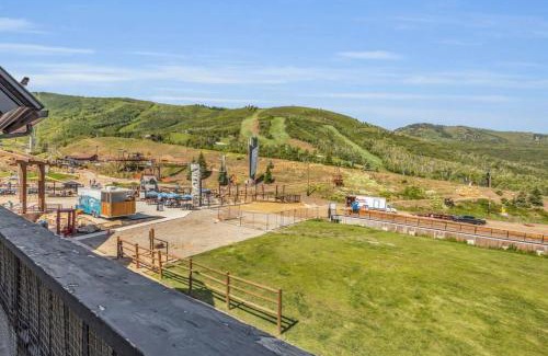 North Park City House | 1BR Ski in Ski Out Steps to Lifts