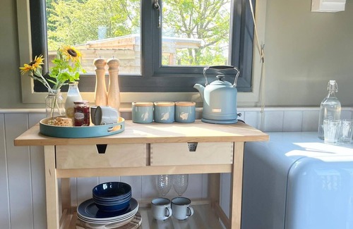 Morpeth Cabin | 1Br-Sleeps2-Field View-Parking-Cabin Experience