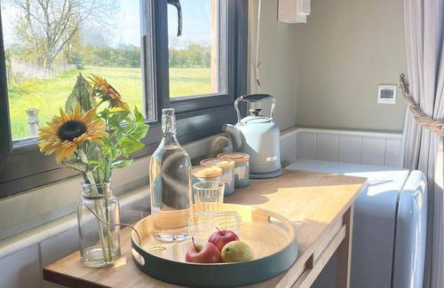Morpeth Cabin | 1Br-Sleeps2-Field View-Parking-Cabin Experience