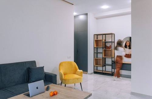 Kentron Apartment | 1BR Sunlit/Center/FrenchBalcony/Self checkin