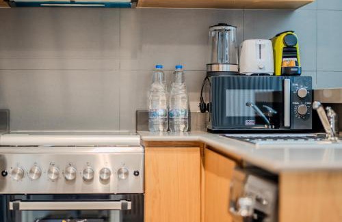 Sharjah Apartment | 1BR The Golden Souq by Blue Cloud Holidays