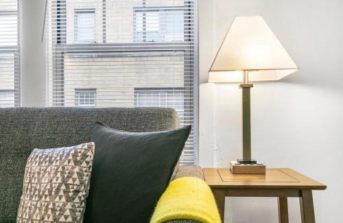 Ravenswood Apartment | 1BR Tranquil & Airy Apartment in Lincoln Square - Campbell rep