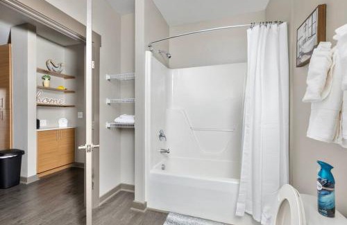 Fourth Ward Apartment | 1Br Uptown, Pool, Wine, near Convention Center 311