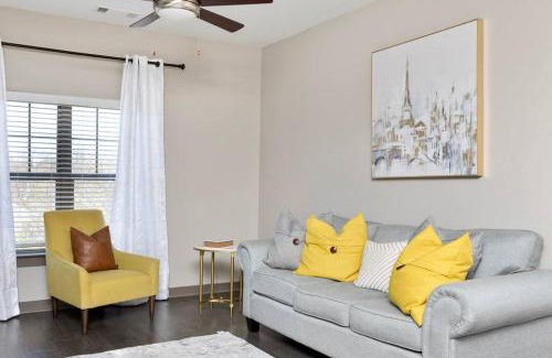 Fourth Ward Apartment | 1Br Uptown, Pool, Wine, near Convention Center 311